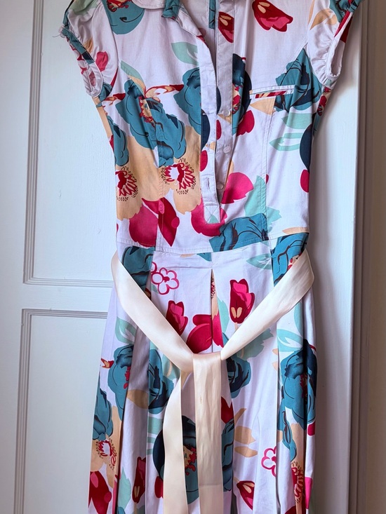 Guess Dresses & Skirts - VTG Guess Jeans Authentic Cap-Sleeve Fit & Flare Floral Dress (with pockets!)